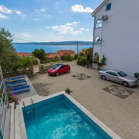 Tolle Mit Pool, Meerblick, 750 Meter Crikvenica